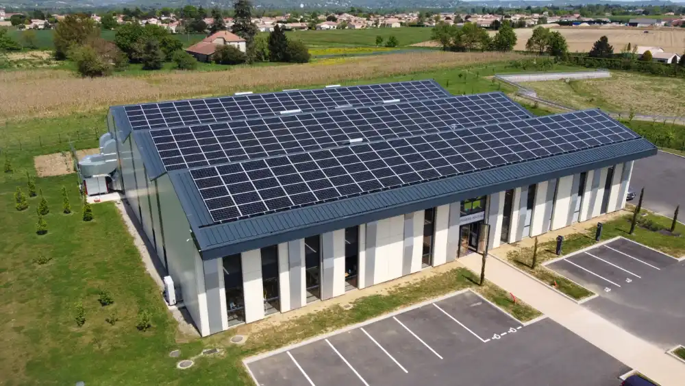 Notre bâtiment aux normes RT2012 en zone HQE avec sa centrale photovoltaïque